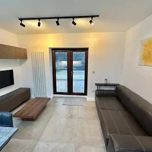4 Bedroom House With En-suite - Contractors Welcome - Free Parking And Wi-fi Huddersfield